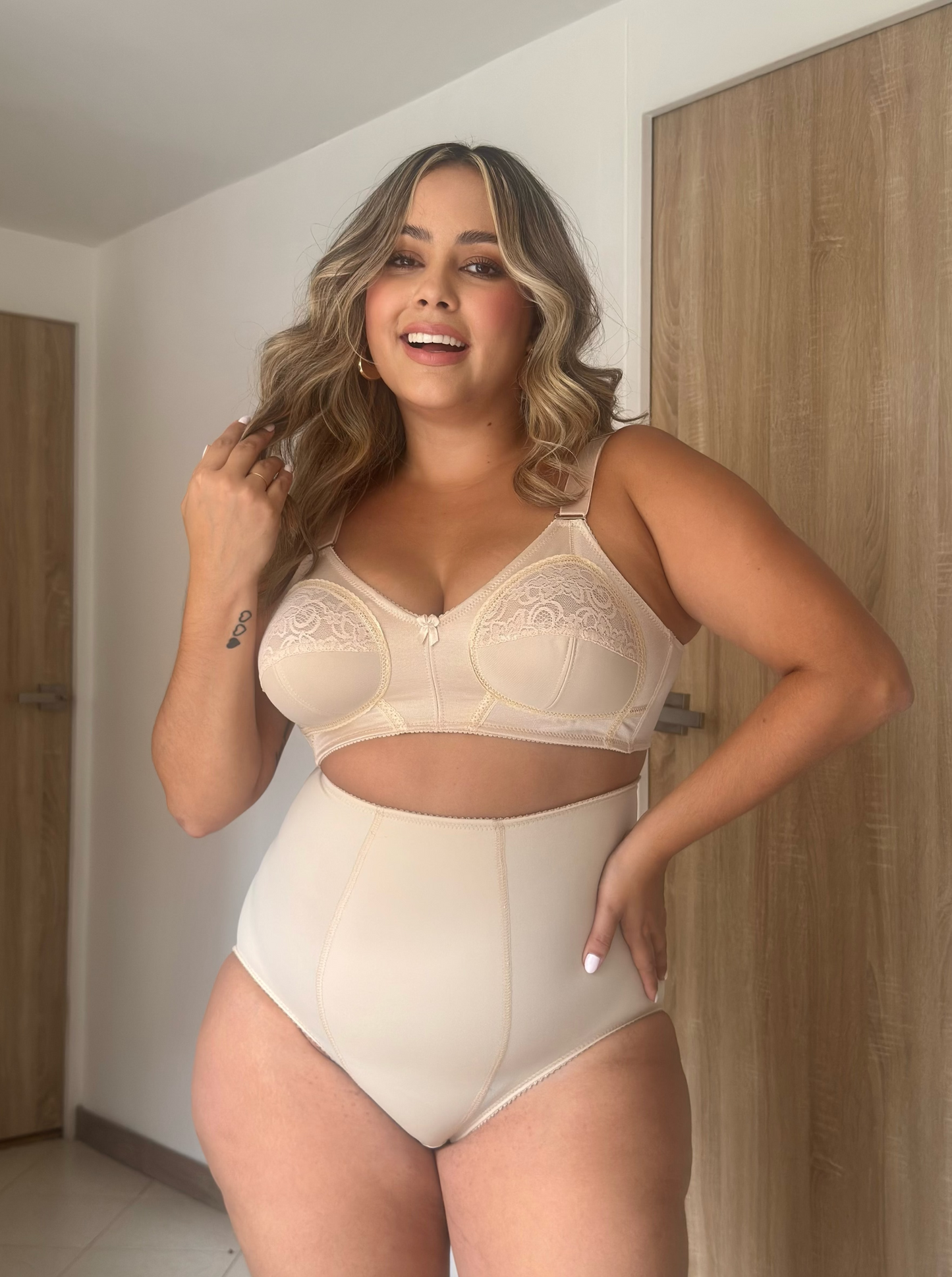 Panty a la cintura, levanta cola, ref. Martha